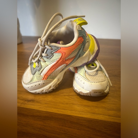 Cutest Zara Toddler Sneakers - Picture 4 of 6